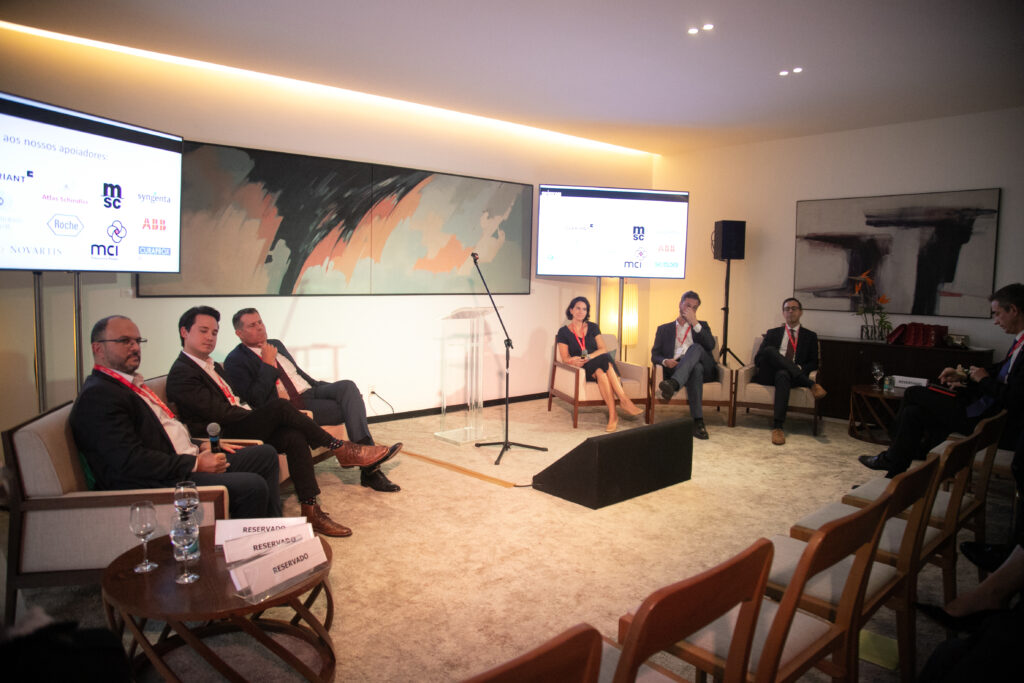 Palestrantes reunidos no pequeno debate do evento conduzido pela Swisscam. 