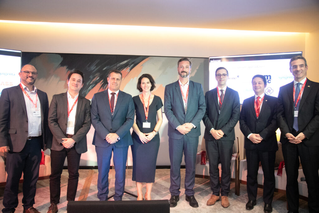 Palestrantes e representantes da Swisscam ao final do evento.